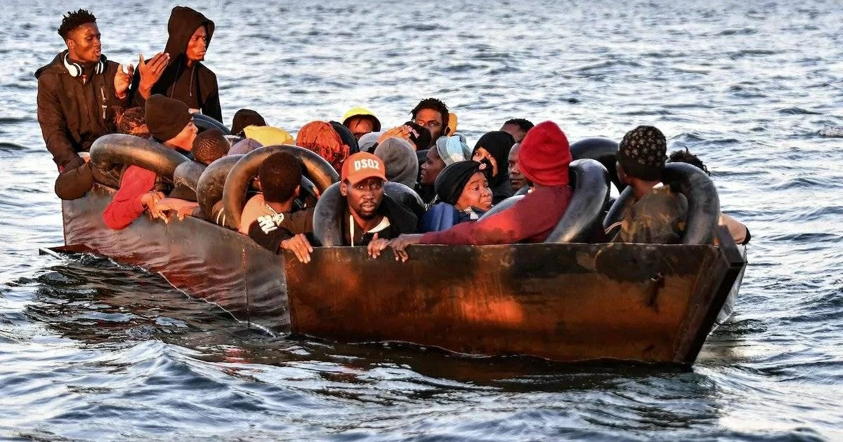 هولندا تنقذ 36 مهاجراً من قارب انجرف في البحر