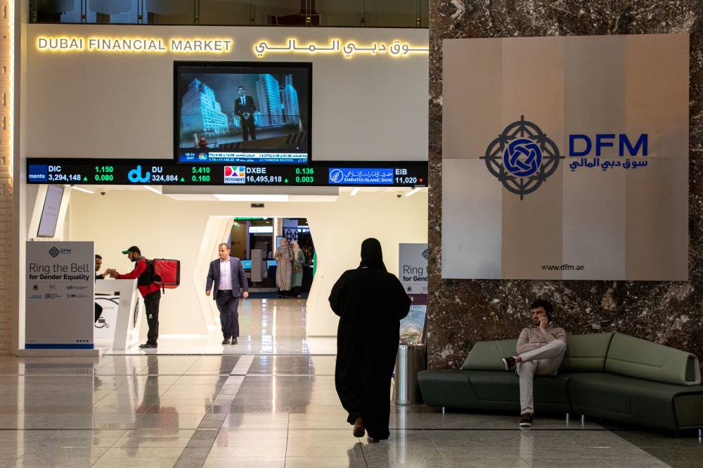 أسهم البنوك تعزز مكاسب المؤشرات بنهاية الأسبوع