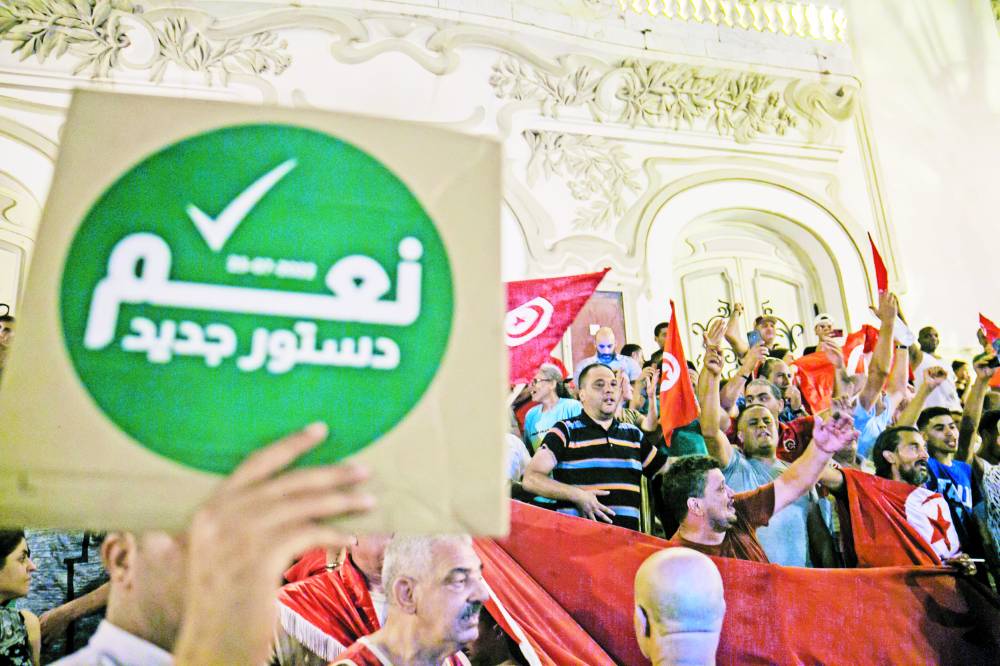 تونس.. ماذا بعد إقرار الدستور؟