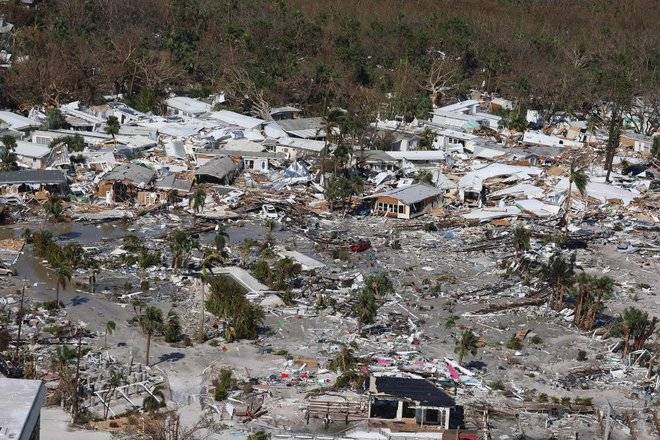 ولايات أمريكية تنتظر انحسار الإعصار إيان لمعرفة الدمار