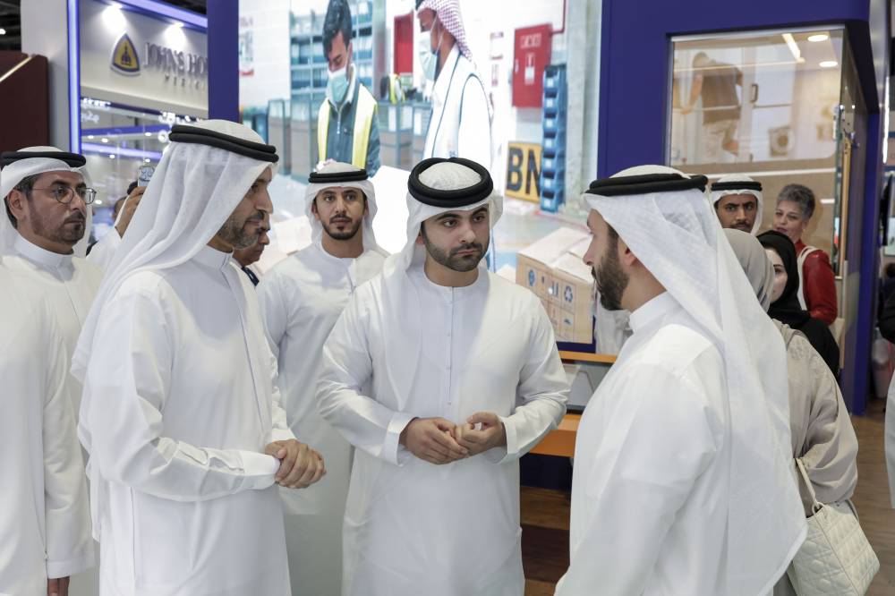 منصور بن محمد يزور معرض الصحة العربي 2023