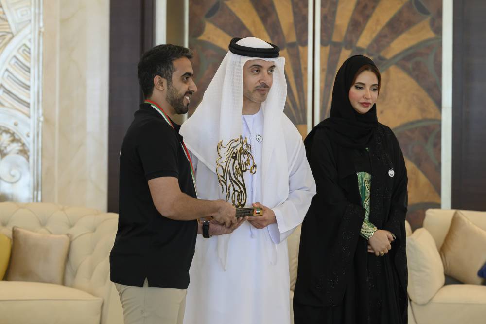 هزاع بن زايد يستقبل منتخب قفز الحواجز