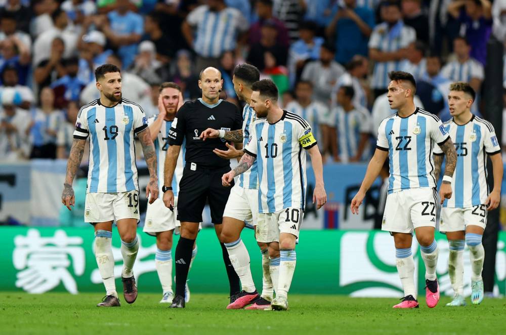 لاهوز يحكم مباراة رونالدو بعدما أغضب ميسي
