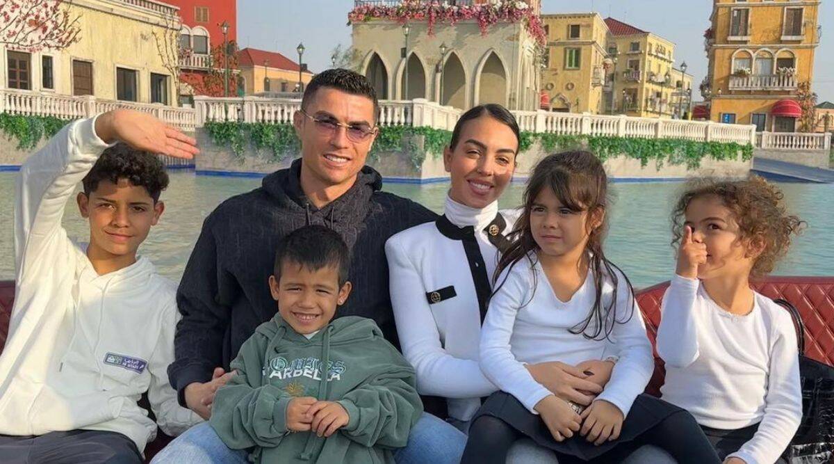 بند غريب في عقود العاملين مع رونالدو.. ممنوع كشف الأسرار قبل 70 عاماً