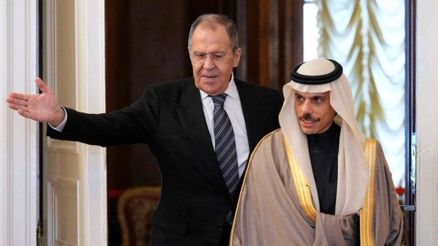 وزير خارجية روسيا: السعودية ودول أخرى سهلت تبادل أسرى مع أوكرانيا