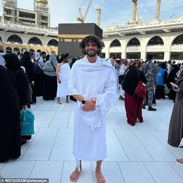 Image:متابعو النني يسألونه الدعاء لأرسنال