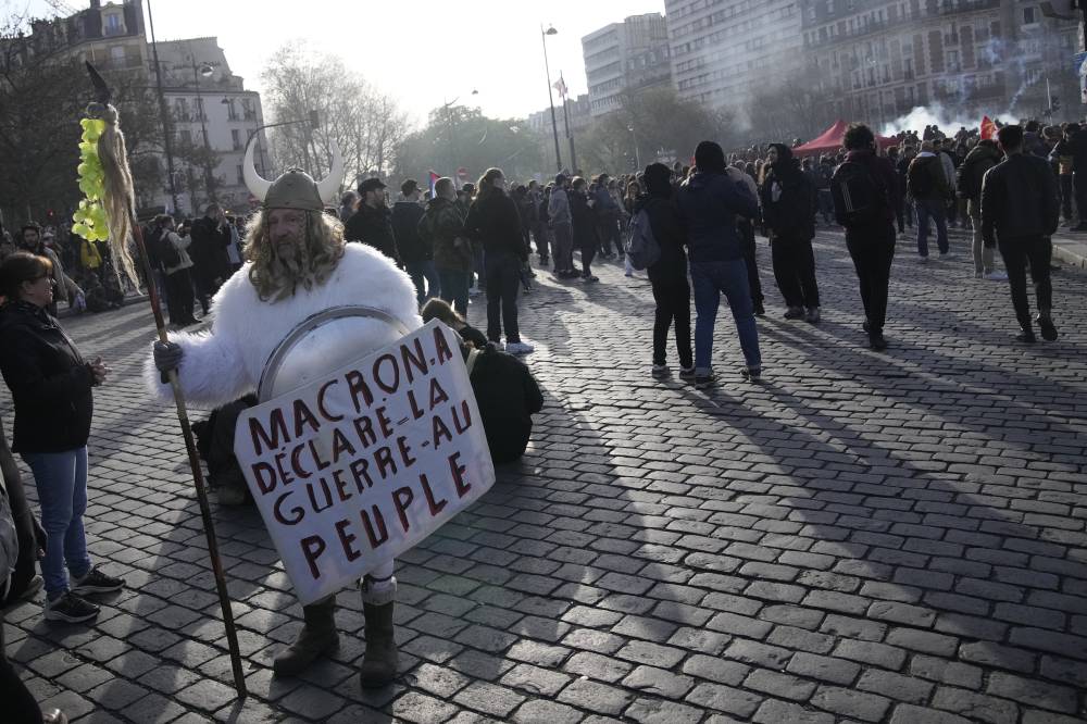 Image:فرنسا.. محتجون على قانون المعاشات يستهدفون مطعماً مفضلاً لماكرون