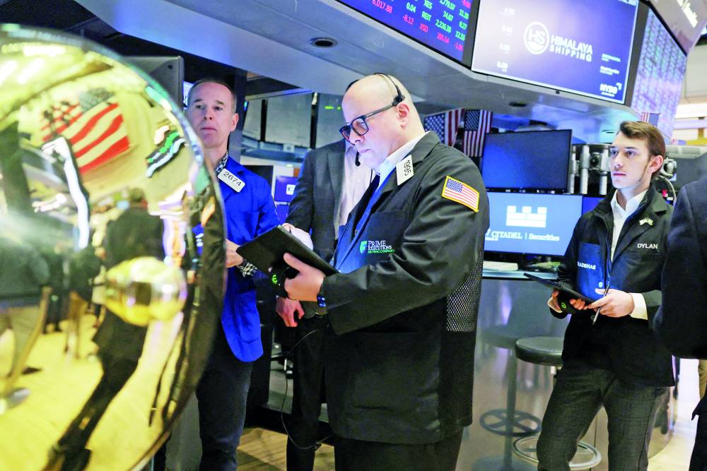 Image:«وول ستريت» تنخفض بعد تراجع إعانات البطالة