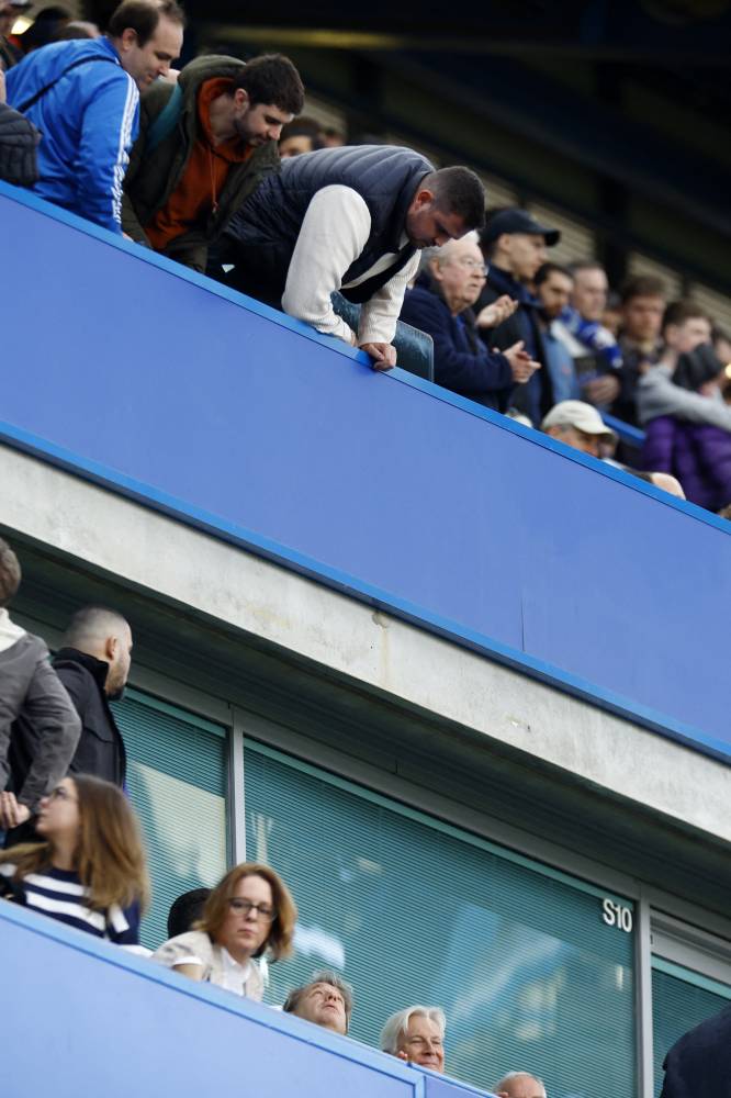 Image:مشجعو تشيلسي يتشاجرون مع المالك