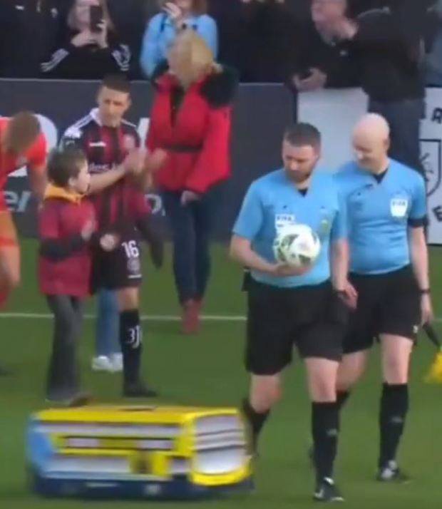 Image:سيارة بـ«الريموت كونترول» تهاجم حكماً