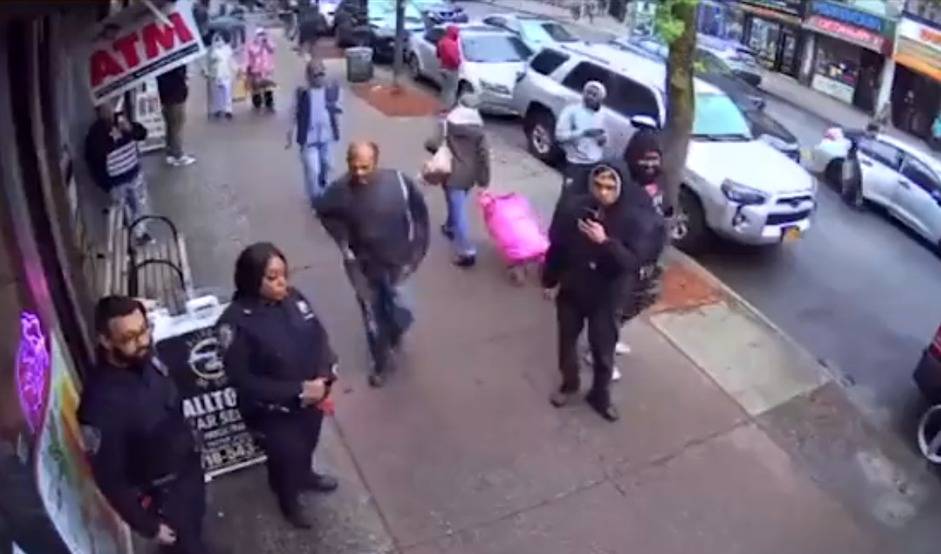 Image:فيديو| أمريكي يهاجم شرطية بزجاجة على رأسها