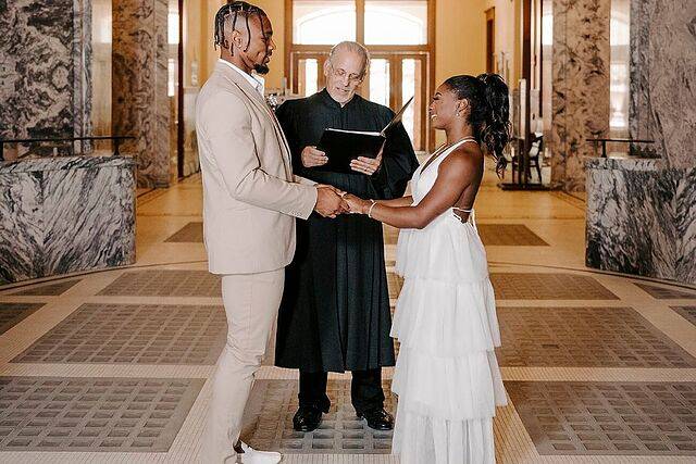 Image:زواج بطلة الجمباز ولاعب كرة القدم الأمركية