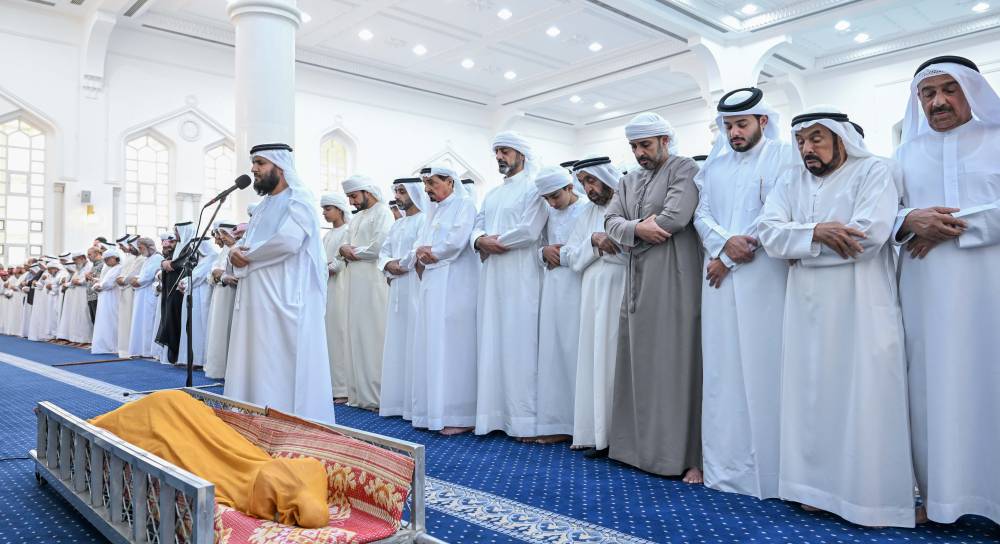 Image:حاكم عجمان وولي عهده يؤديان صلاة الجنازة على جثمان عبدالله الظاهري