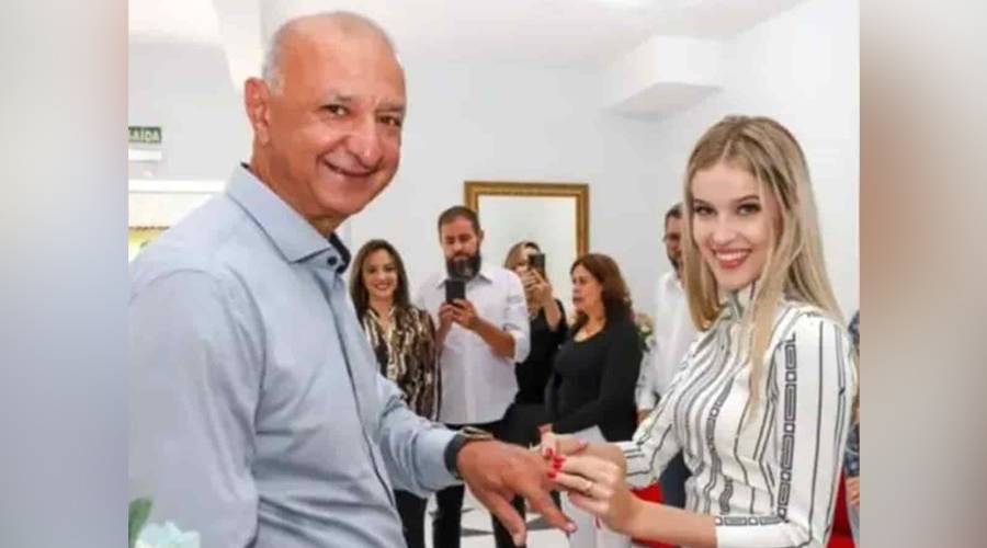 مسؤول يعين حماته وزيرة بعد أيام من زواجه