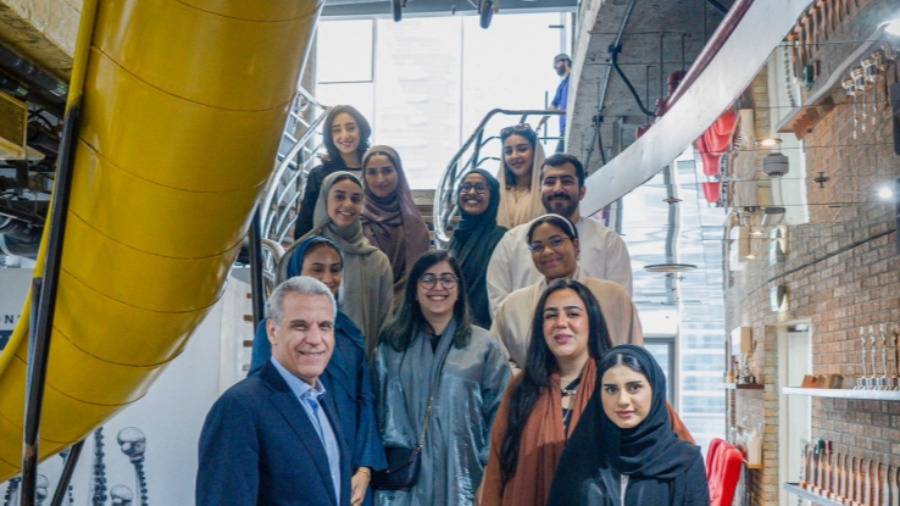 طلبة في معهد دبي للتصميم والابتكار يزورون شبكة الشرق الأوسط للاتصالات التسويقية