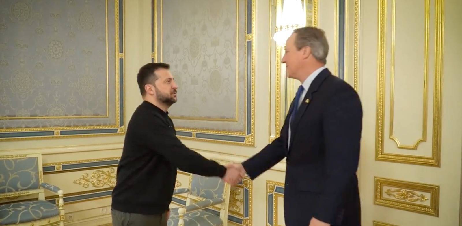 فيديو| وزير الخارجية البريطاني ديفيد كاميرون يلتقي زيلينسكي في كييف