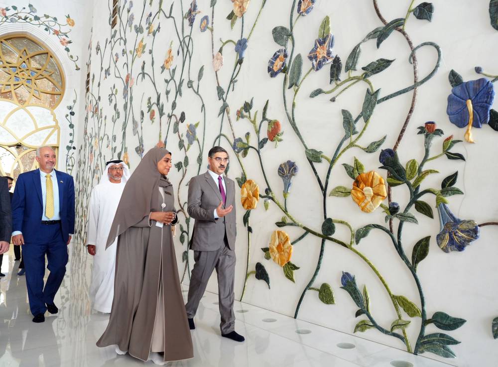 رئيس وزراء باكستان يزور جامع الشيخ زايد الكبير في أبوظبي