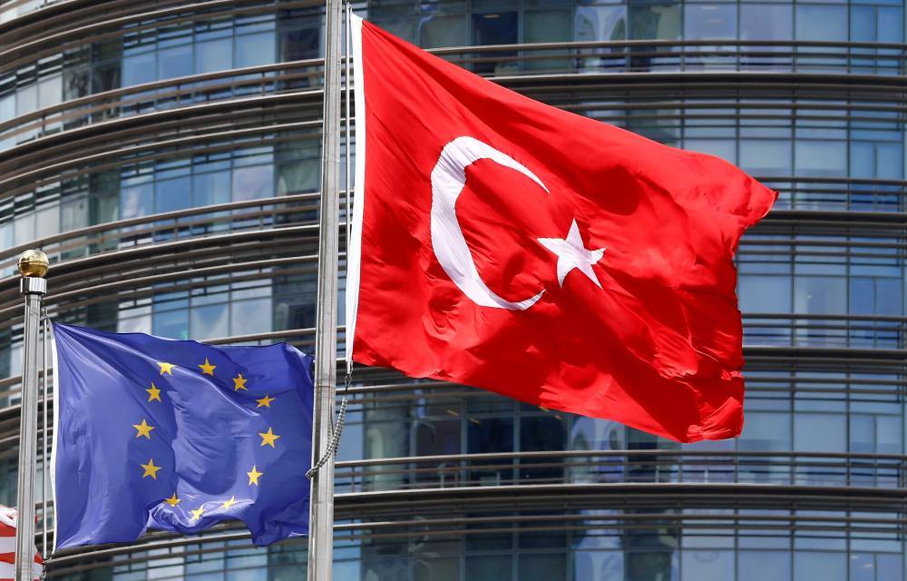 FILE PHOTO: A European Union (L) and Turkish flag fly outside a hotel in Istanbul, Turkey, May 4, 2016. REUTERS/Murad Sezer/File Photo