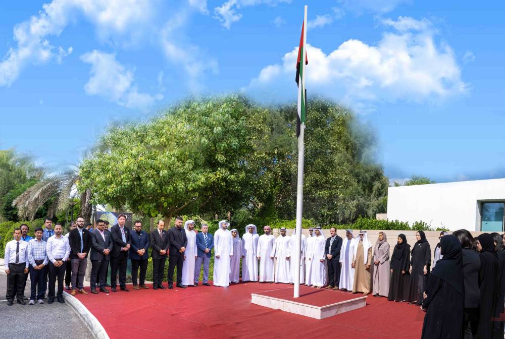 نهيان بن مبارك وجانب من المشاركين في إحياء يوم الشهيد