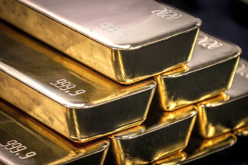 الدولار يتراجع.. والذهب يتجه لتحقيق مكاسب للأسبوع الثالث