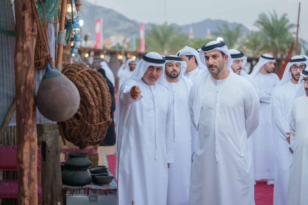 سلطان بن أحمد خلال جولة على المعرض المصاحب