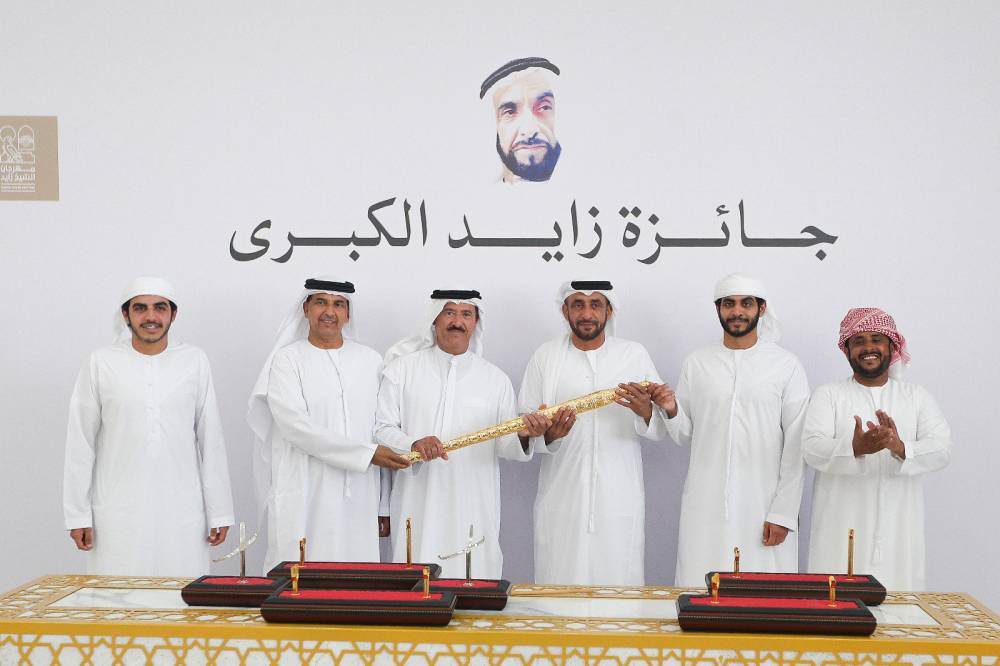 سلطان بن حمدان يتوج الفائز الأول بسيف الجائزة