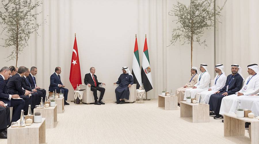 محمد بن زايد في حديث مع الرئيس التركي بحضور منصور بن زايد وخالد بن محمد وحمدان بن محمد ومحمد بن حمد بن طحنون وعلي الشامسي