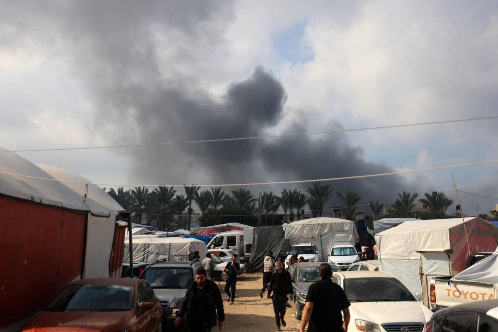 مدنيون يحاولون الدخول إلى ملجأ للنازحين خلال غارة إسرائيلية على خان يونس (أ ف ب)