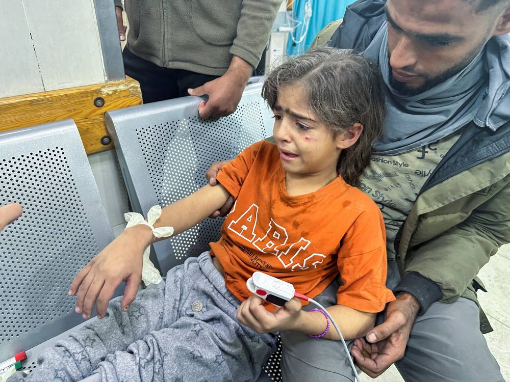 طفلة أصيبت بغارة إسرائيلية على منزل تتلقى الرعاية بمستشفى ناصر(رويترز)