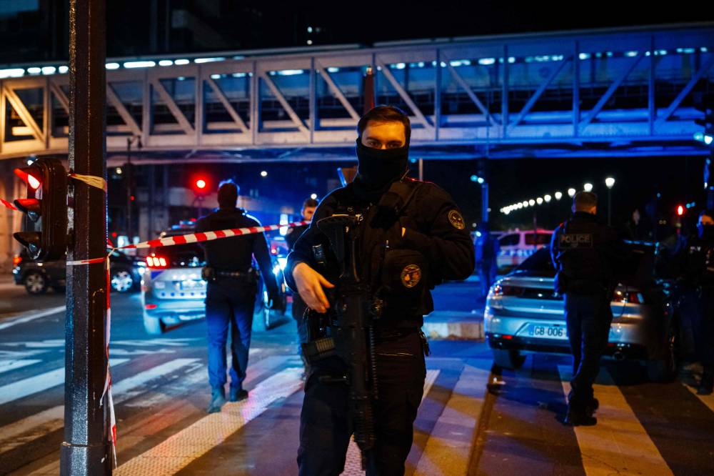 قتيل وجريحان بهجوم على سائحين في باريس قتيل وجريحان بهجوم على سائحين في باريس