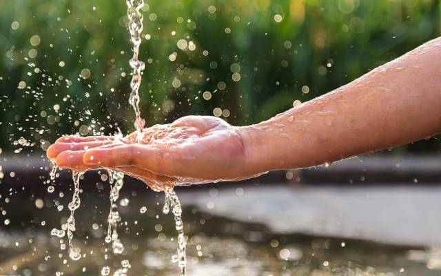 الإمارات.. 50 % خفضاً مستهدفاً لمتوسط استهلاك الفرد من المياه العام 2036 الإمارات.. 50 % خفضاً مستهدفاً لمتوسط استهلاك الفرد من المياه العام 2036