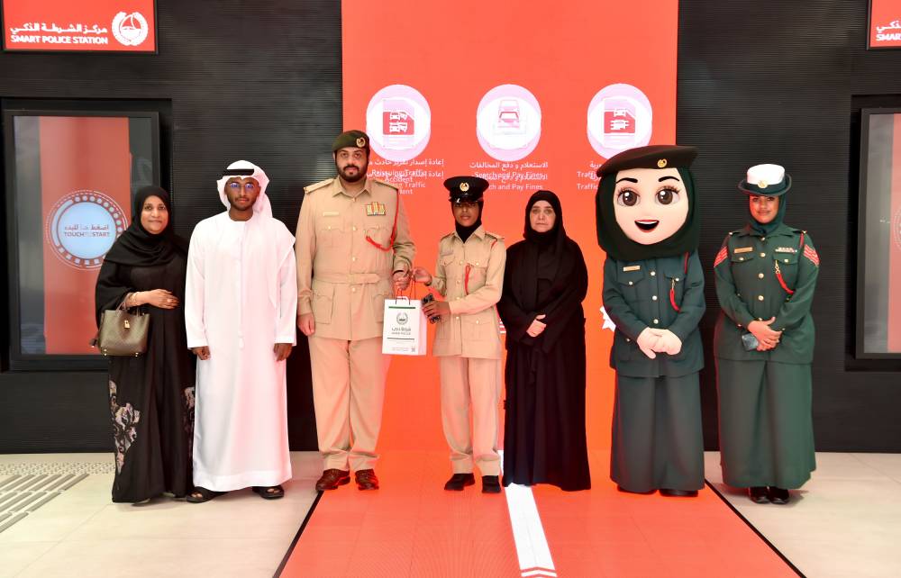 الطالبة ميثاء يوسف خلال تلقي هدية تذكارية
