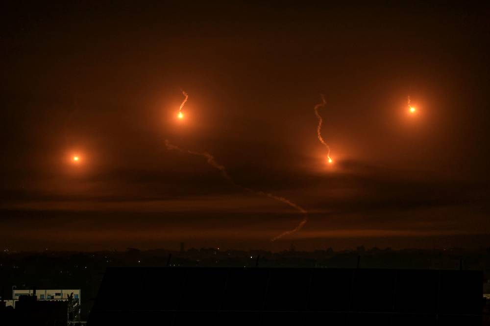 إسرائيل توسع عملياتها في غزة وتعلن شن 10 آلاف غارة جوية منذ بدء الحرب