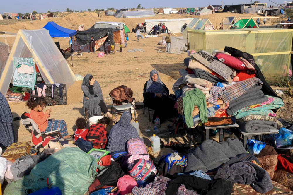 نازحون فلسطينوين يحاولون إقامة خيام مؤقتة لهم في رفح (ا ف ب)
