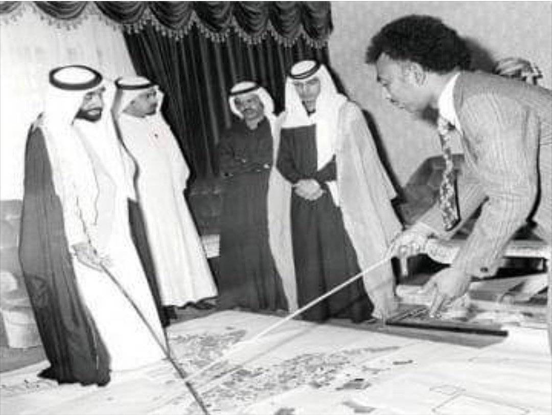 الشيخ زايد يستمع لشرح المهندس بدري الياس