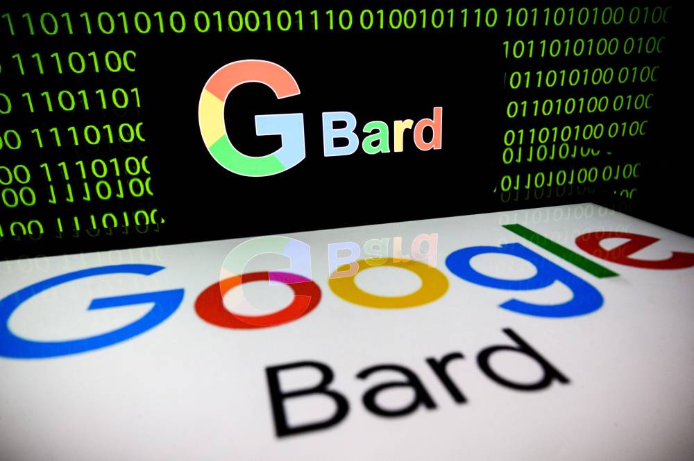 شاشات تعرض شعار «بارد» من «جوجل» (أ.ف.ب)