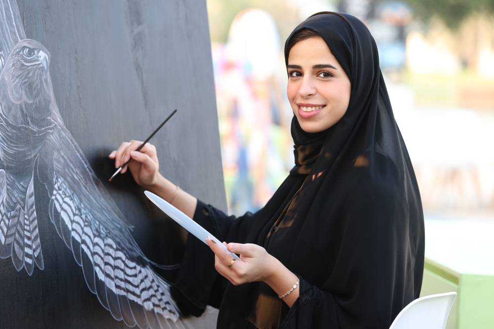 فاطمة الحمادي خلال مشاركتها في المعرض