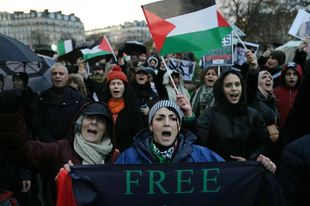 لافتة تدعو الى تحرير فلسطين خلال مسيرة حاشدة في باريس(أ.ف.ب)