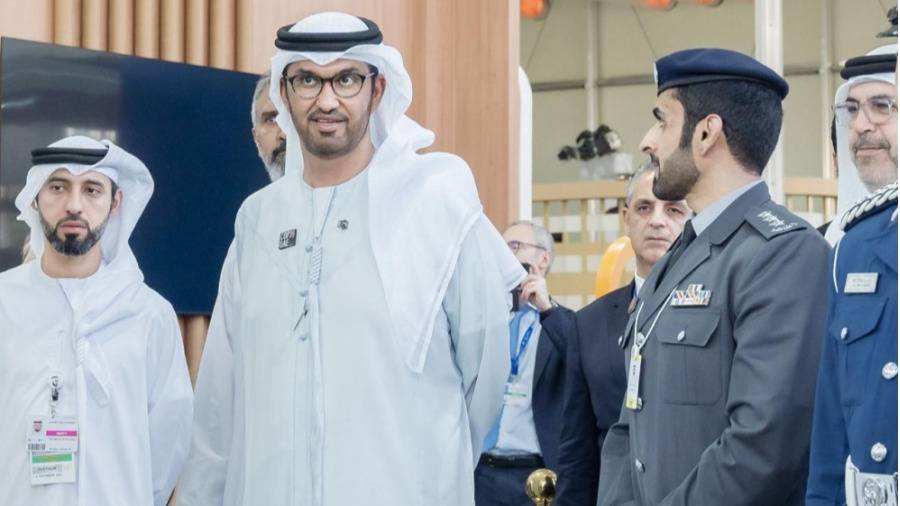 سلطان الجابر خلال زيارة جناح شرطة أبوظبي في كوب 28