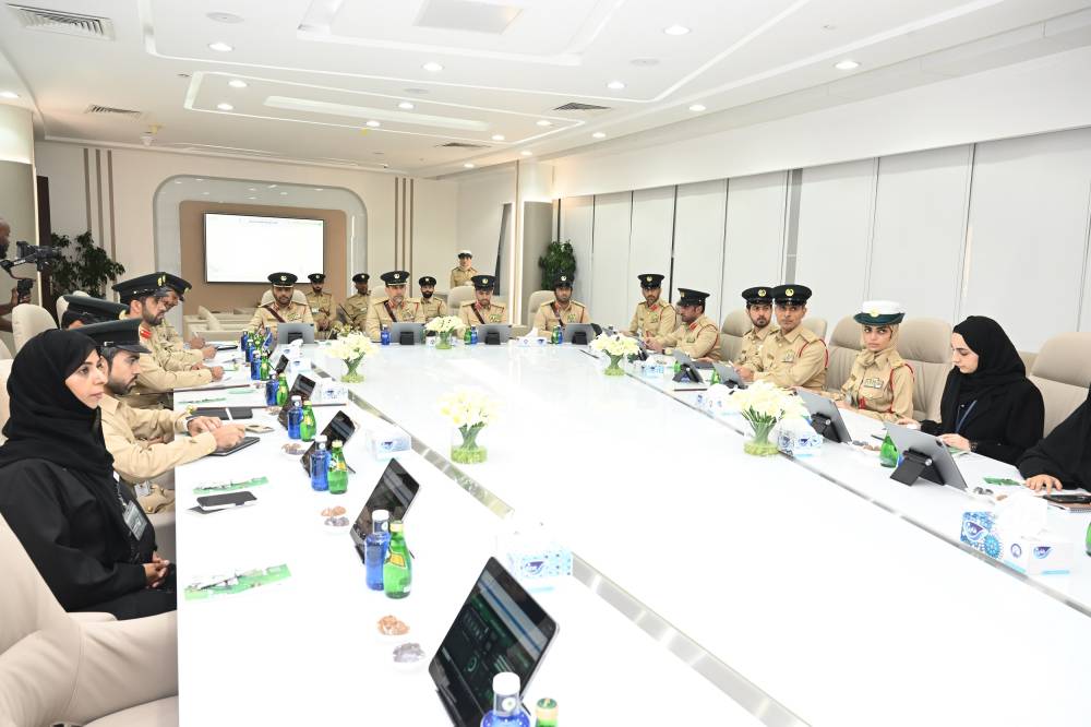 الفريق المري مع مسؤولي الإدارة العامة للتميز والريادة