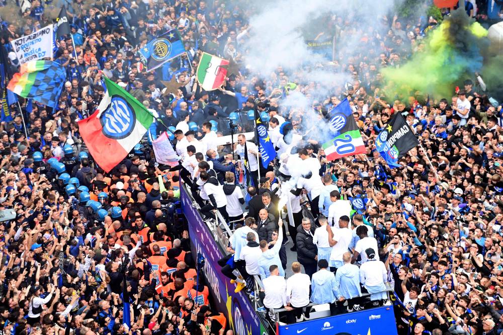 إنتر يحتفل بلقب الدوري الإيطالي بفوز جديد
