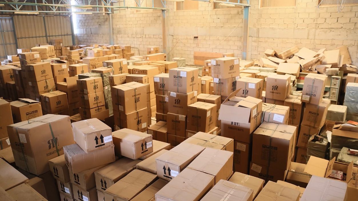 فيديو | رأس الخيمة: ضبط 650 ألف قطعة مقلدة من ماركات عالمية