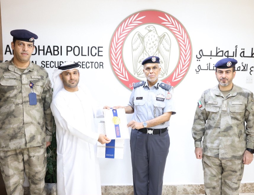 شرطة أبوظبي تكرم مواطناً لتعاونه في تعزيز جهود الوقاية من الجريمة