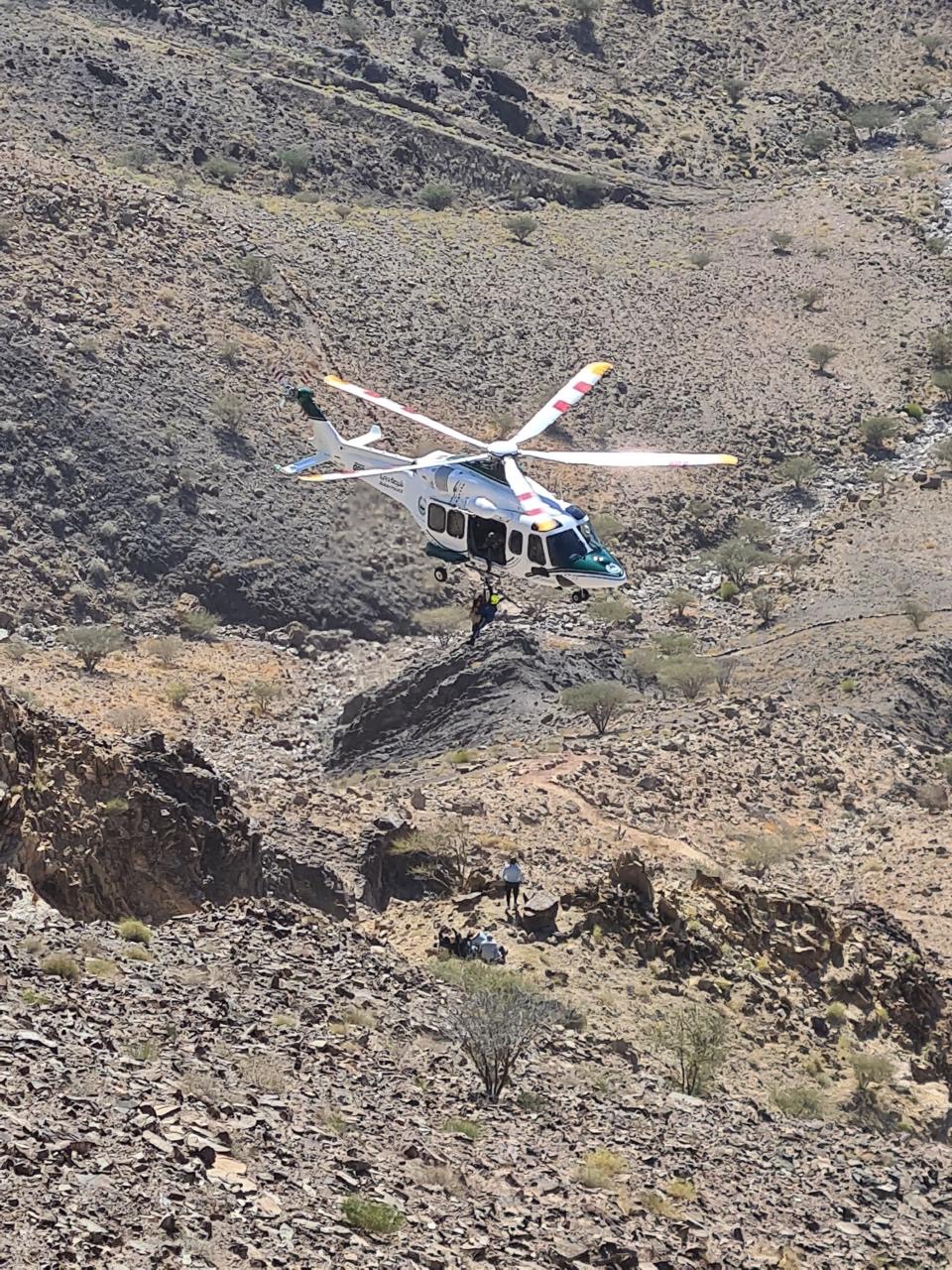 فيديو| شرطة دبي والإسعاف تنقذان 5 أشخاص تقطعت بهم السبل في أحد جبال حتا