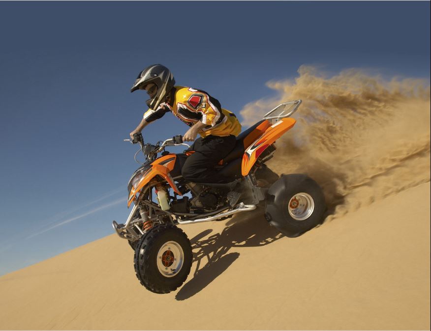 شرطة أبوظبي تدعو إلى إلزام الأطفال بارتداء المعدات الواقية للدراجات النارية