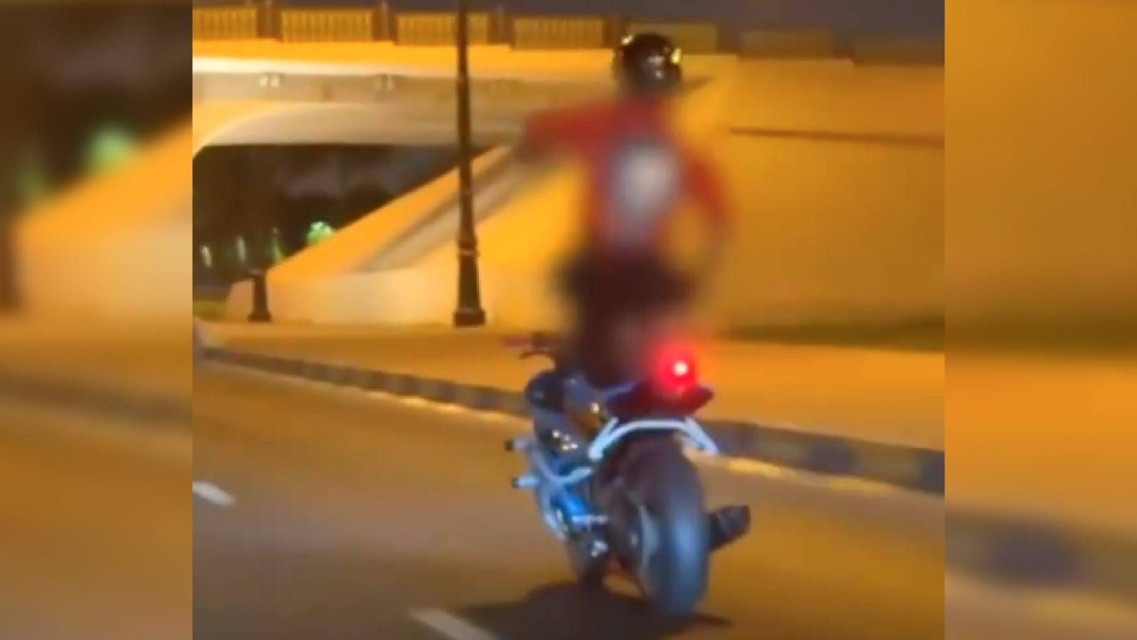 شرطة الشارقة تضبط سائق دراجة نارية قام بأعمال خطرة على الطريق العام (فيديو)