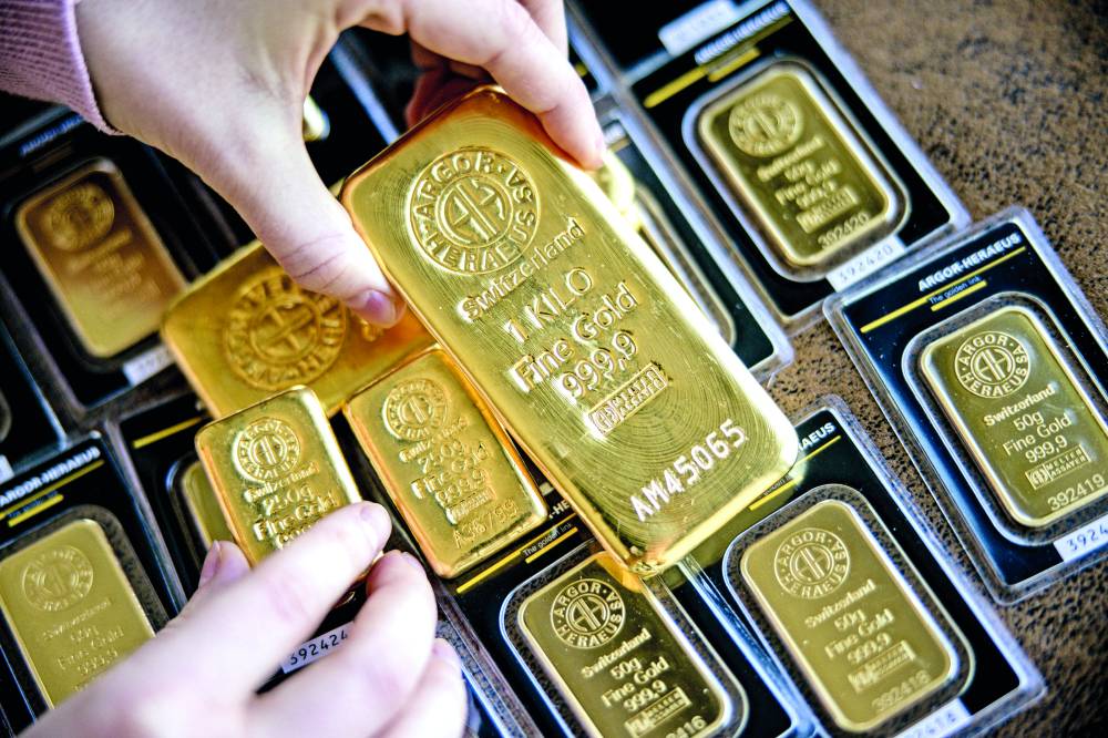 عقود الذهب تخترق 3300 دولار للمرة الأولى في التاريخ