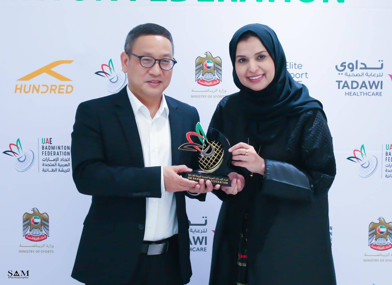 نورة الجسمي تهدي رئيس الوفد الصيني درع الاتحاد 1