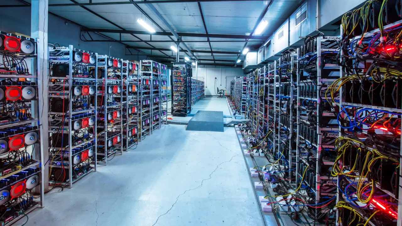 تسارع إخراج معدات تعدين البيتكوين من آسيا قبل تطبيق الرسوم الجمركية