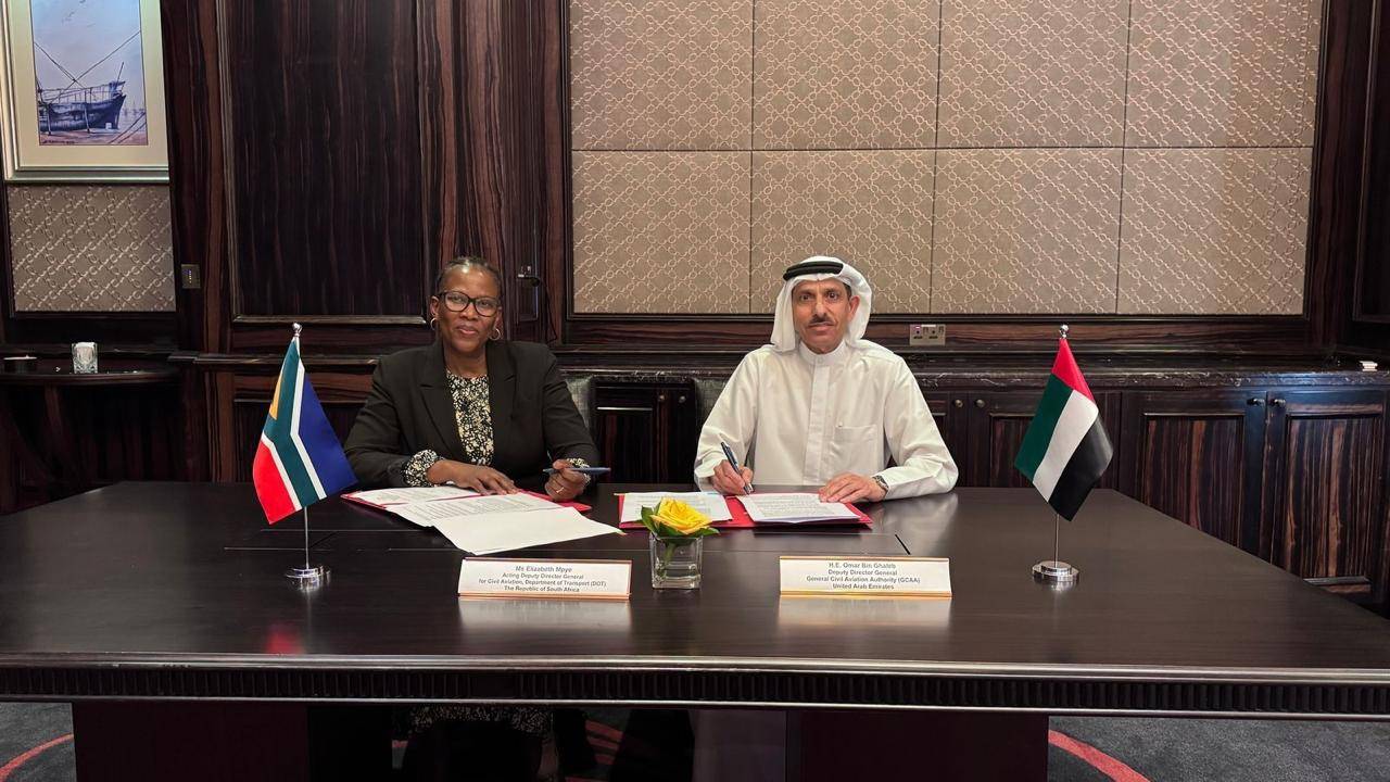 عمر بن غالب خلال توقيع الاتفاقية